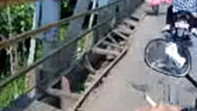 Jembatan Penguhubung di Telukjambe Memprihatinkan (gambarnya dirotate dulu dong om/tante)