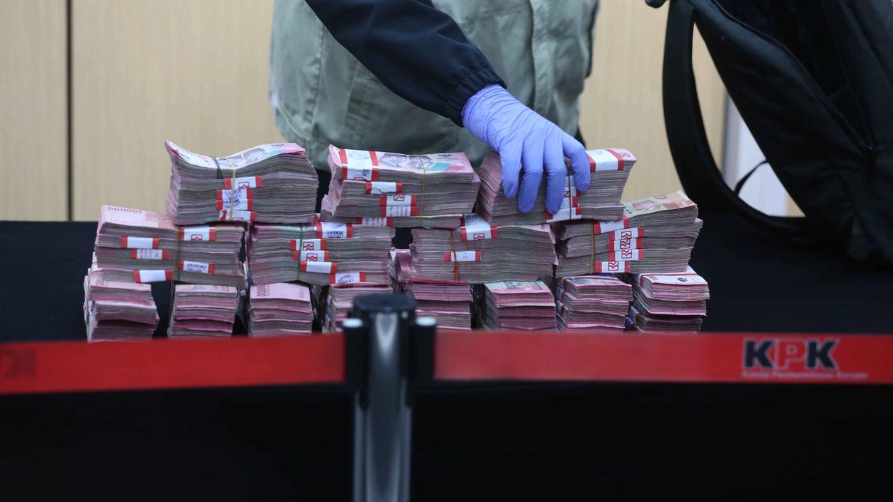 FOTO: FOTO KPK Tunjukkan Barang Bukti Uang 850 Juta Hasil OTT Ketua PN Depok