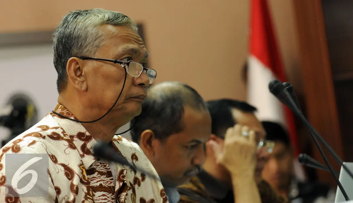 Ketua Komisi Kejaksaan Sumarno menyimak aduan keluarga korban pelanggaran HAM di kantornya, Jakarta, Jumat (11/3/2016). Keluarga korban mengadukan Jaksa Agung dalam penyidikan perkara pelanggaran HAM berat. (Liputan6.com/Helmi Fithriansyah)