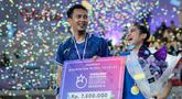 Pasangan antara mantan pebulu tangkis Indonesia, Mohammad Ahsan dan penyanyi sekaligus selebritas, Ziva Magnolya memastikan diri menjadi juara setelah menang comeback di final badminton Turnamen Olahraga Selebriti Indonesia (TOSI) Season 4, Minggu (9/11/2025). (Bola.com/Bagaskara Lazuardi)