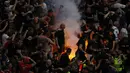 Penggemar timnas Hungaria berdiri di samping suar selama laga grup F Euro 2020 kontra Portugal di stadion Ferenc Puskas di Budapest, Selasa (15/6/2021). Pertandingan yang dimenangkan Portugal 3-0 itu dihadiri lebih dari 60.000 penonton atau kapasitas maksimal Stadion. (AP Photo/Laszlo Balogh, Pool)