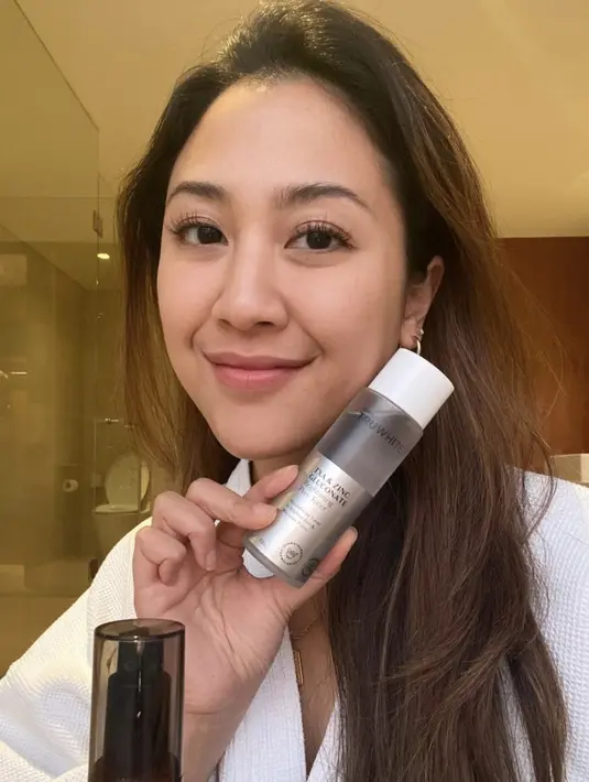 Bahkan ia juga terlihat membagikan perawatan kulitnya melaluoi media sosial. [Foto: instagram/ Sherina Munaf]