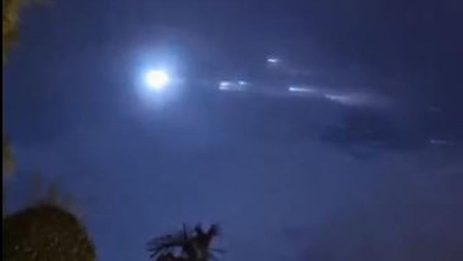 Benda asing dikira serombongan UFO, ternyata sampah antariksa China. (Foto: Tangkapan layar video FB)
