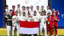 Tim Bulutangkis Putra Indonesia bersama para official memamerkan medali usai memastikan meraih emas di SEA Games Thailand 2025 di Gymnasium 4, Thammasat University Rangsit Campus, Pathum Thani, Rabu (10/12/2025). (Dok. PBSI)