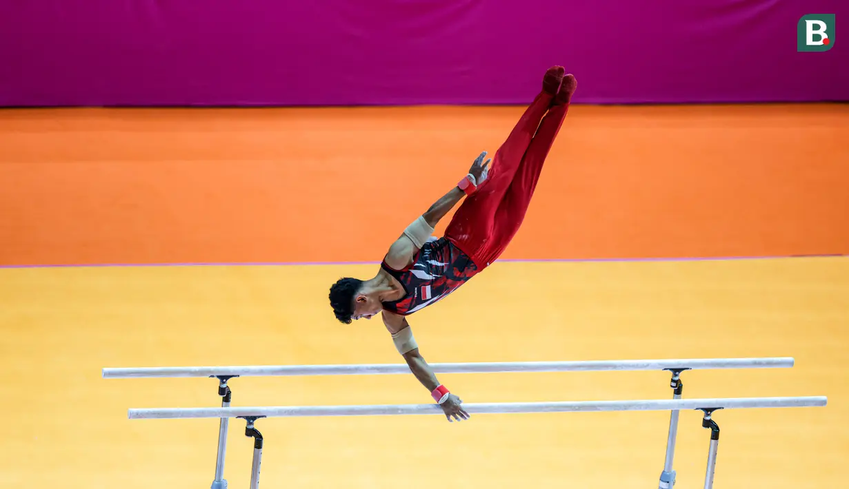 Pesenam putra Indonesia, Satria Tri Wira Yudha beraksi pada nomor palang sejajar dalam Kejuaraan Dunia Gimnastik 2025 di Indonesia Arena, Senayan, Jakarta, Senin (20/10/2025).