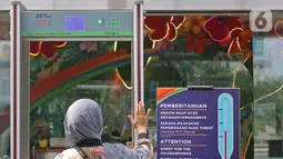 Pengunjung menjalani pemeriksaan sebelum masuk ke dalam Mall Margo City, Depok, Jawa Barat, Selasa (9/6/2020). Pusat perbelanjaan atau mal di Kota Depok akan mulai dibuka pada 16 Juni 2020 dengan menerapkan sejumlah aturan protokol kesehatan yang ketat. (Liputan6.com/Herman Zakharia)