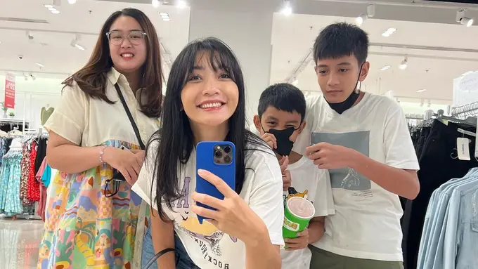 Hesti Purwadinata bersama anak (Instagram/hestipurwadinata)