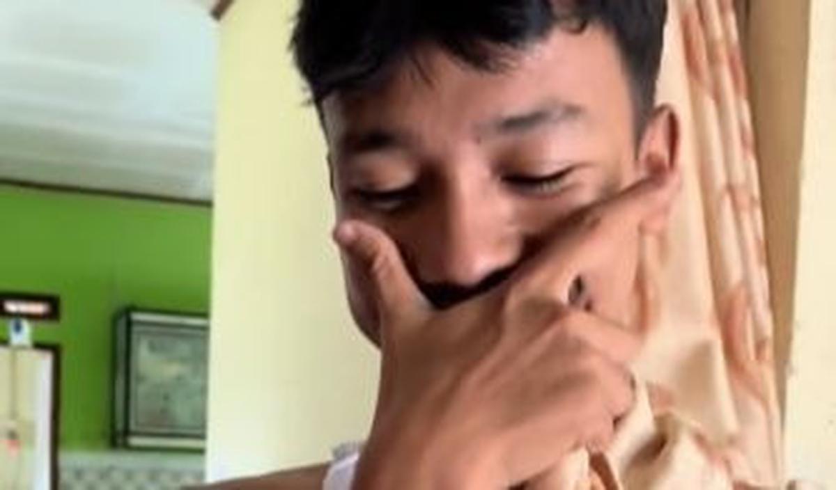 Seperti melansir dari video unggahan akun TikTok pribadinya @sucika_arafi, wajah sang adik nampak begitu bahagia melihat kado dari Sucika. <br>