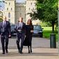 (kiri ke kanan) Kate Middleton dan Pangeran William bersama Pangeran Harry dan Meghan Markle berjalan menemui masyarakat di Kastil Windsor, Windsor, Inggris, 10 September 2022. William dan Kate serta Harry dan Meghan muncul bersama di Kastil Windsor untuk menyambut warga yang datang di hari kedua masa berkabung meninggalnya Ratu Elizabeth II. (Chris Jackson/Pool Photo via AP)