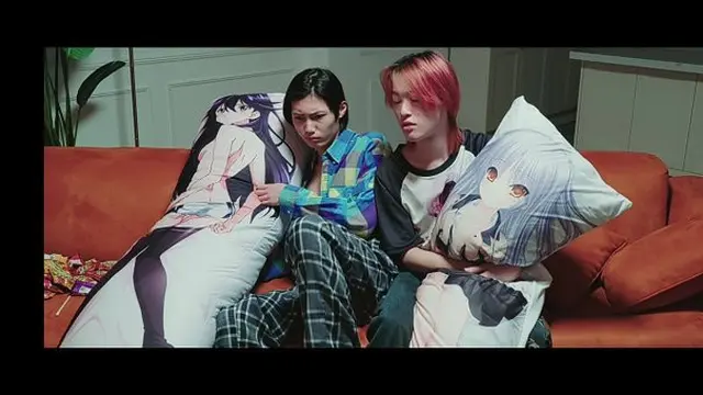 6 Potret Bantal Wibu Ini Nyeleneh Banget, Halu Gambar Anime