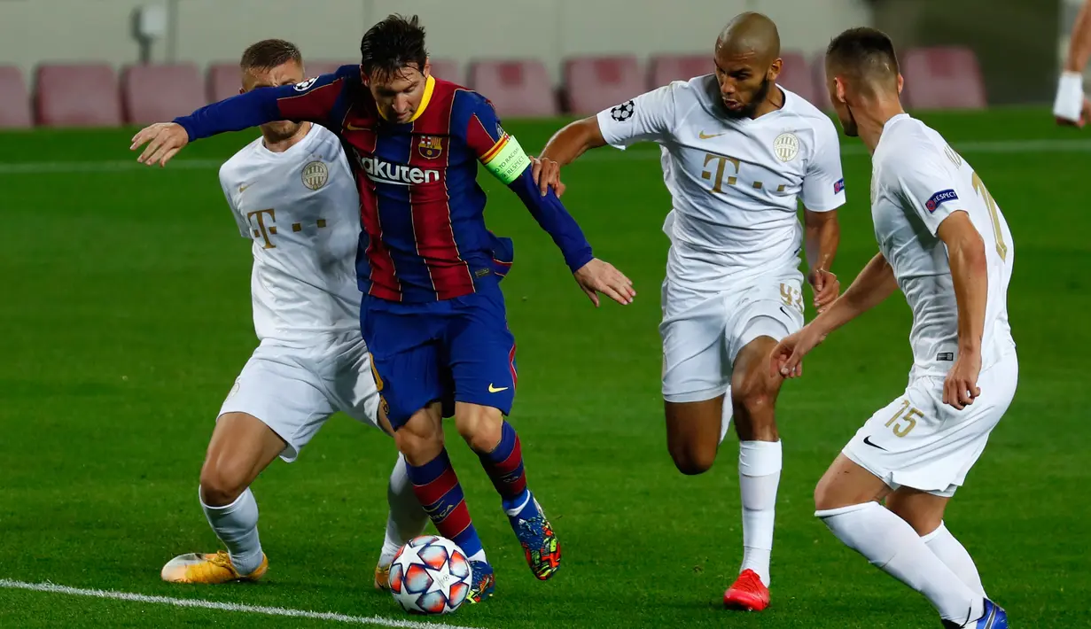 Penyerang Barcelona, Lionel Messi menguasai bola saat pemain Ferencvaros berusaha menghentikannya pada laga pertama Grup G Liga Champions 2020-2021 di Camp Nou, Rabu (21/10/2020) dini hari WIB. Main dengan 10 pemain, Barcelona mampu mencukur Ferencvaros 5-1. (AP Photo/Joan Monfort)
