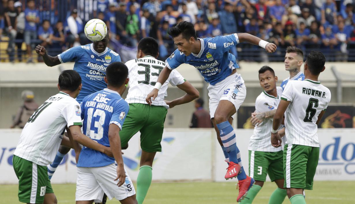 Striker Persib Bandung, Ezechiel Ndouasel, mencetak gol dengan tandukan kepala ke gawang Persiwa Wamena pada laga Piala Indonesia di Stadion Si Jalak Harupat, Bandung, Senin (11/2). Persib menang 7-0 atas Persiwa. (Bola.com/M Iqbal Ichsan)