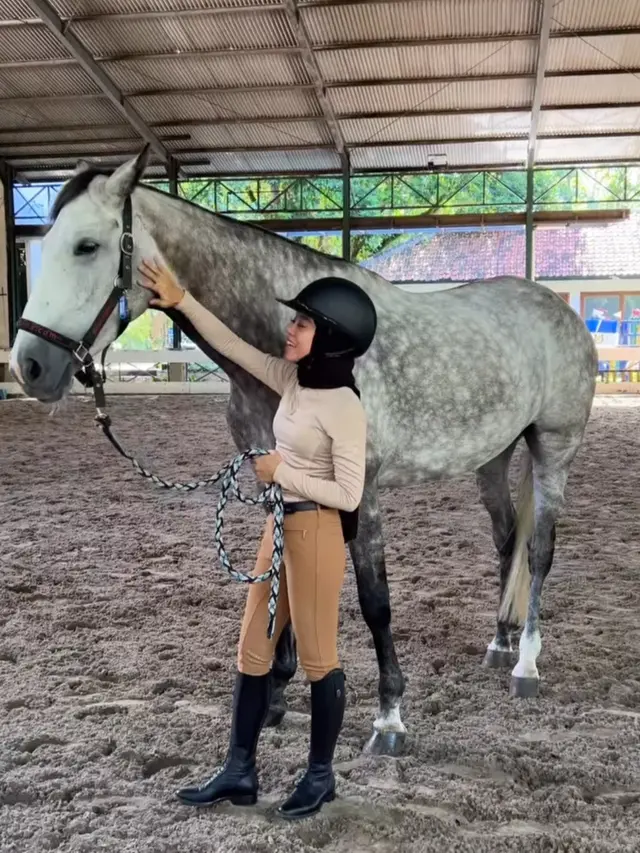 Lesti Kejora Belajar Berkuda, Gaya Pakaian Bikin Salfok