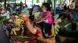Seorang anak menaiki salah satu wahana di lokasi wisata Kampung Main Cipulir, Jakarta, Minggu (13/6/2021). Kampung Main Cipulir menjadi liburan alternatif bagi warga, dikarenakan harganya yang terjangkau dan Pengelola menerapkan protokol kesehatan bagi setiap pengunjung. (Liputan6.com/Johan Tallo