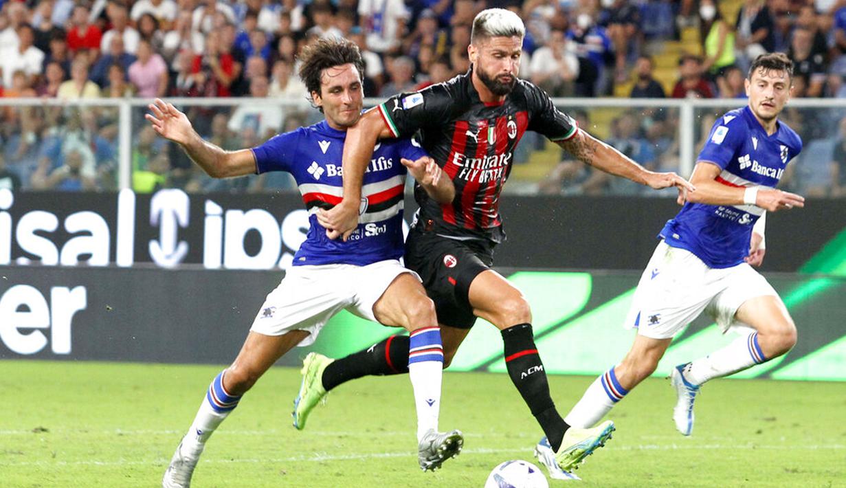 Pemain Sampdoria Tommaso Augello (kiri) berebut bola dengan pemain AC Milan Olivier Giroud pada pertandingan sepak bola Serie A Liga Italia di Genova, Italia, 10 September 2022. AC Milan menang dengan skor 2-1 atas Sampdoria. (Tano Pecoraro/LaPresse via AP)