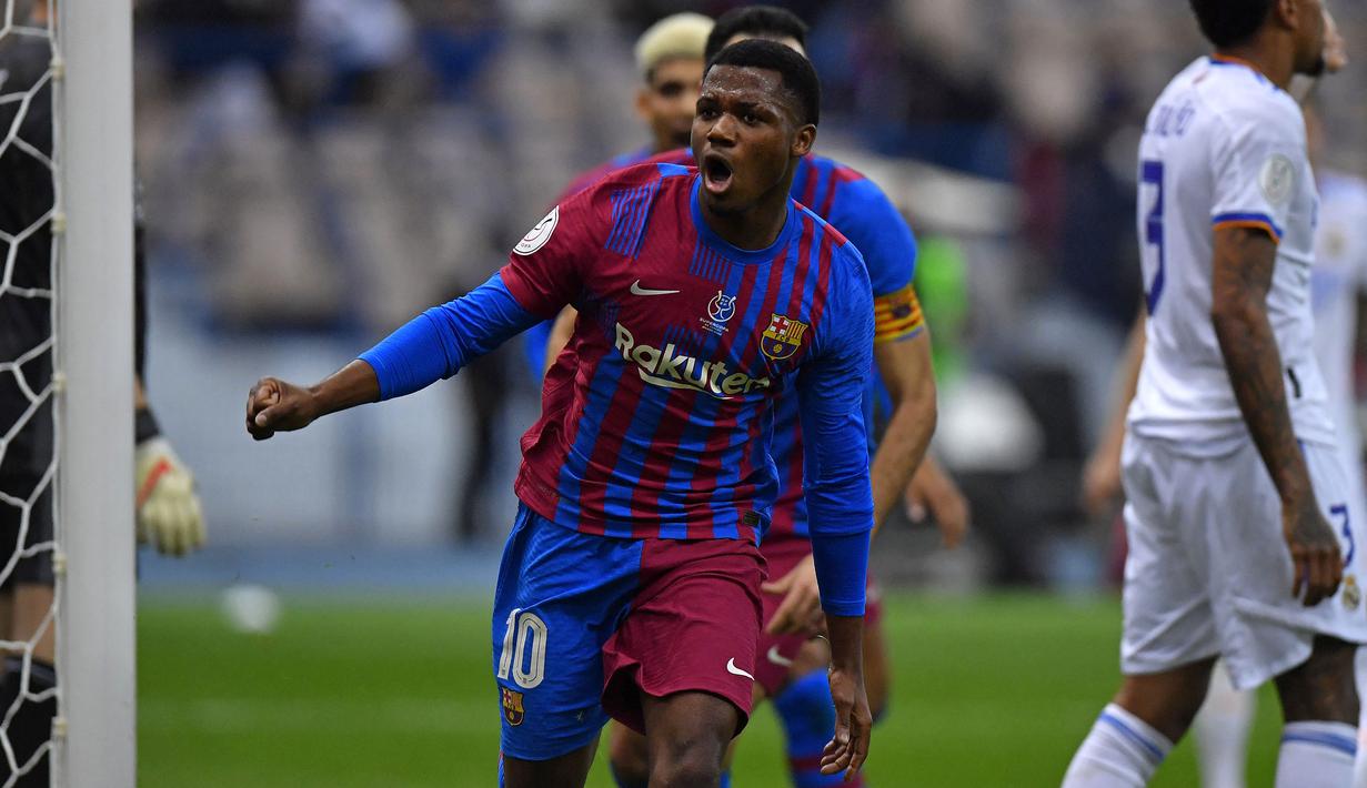 <p>Ansu Fati yang kini tengah dipinjamkan Barcelona ke Brighton and Hove Albion mampu mencetak satu gol di ajang Piala Super Spanyol 2021/2022 saat Barcelona kalah 2-3 dari Real Madrid di laga semifinal (12/1/2022). Saat itu ia baru berusia 19 tahun, 2 bulan dan 12 hari. (AFP)</p>