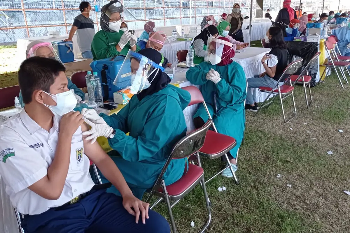 Vaksinasi pelajar SMP di Surabaya. (Dian Kurniawan/Liputan6.com)