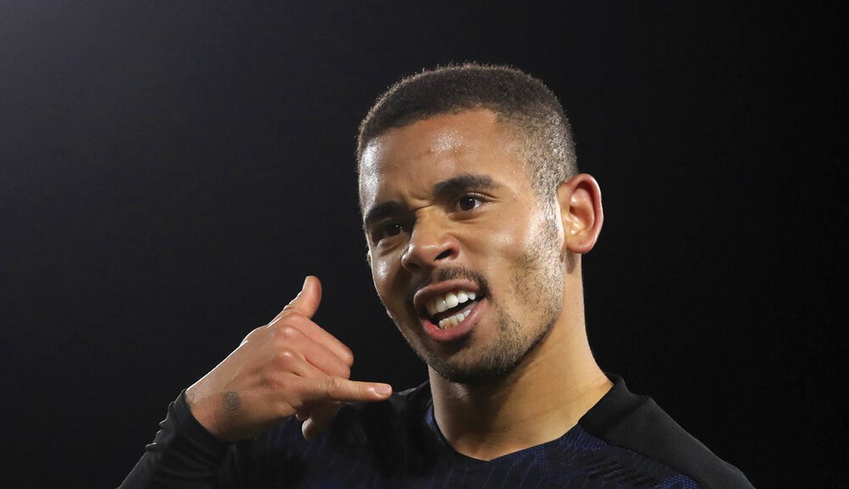 Striker Manchester City, Gabriel Jesus, melakukan selebrasi usai mencetak gol ke gawang Fulham pada laga Liga Inggris di Stadion Craven Cottage, Sabtu (14/3/2021). City menang dengan skor 3-0. (Adam Davy/Pool via AP)
