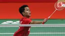 Pebulutangkis Indonesia, Anthony Sinisuka Ginting mengembalikan kok ke arah Tommy Sugiarto saat laga babak kedua tunggal putra Indonesia Masters 2020 di Istora GBK, Jakarta, Kamis (16/1/2020). Anthony Sinisuka Ginting unggul 21-16 21-15 dan melaju ke perempat final. (Liputan6.com/Helmi Fithriansyah)