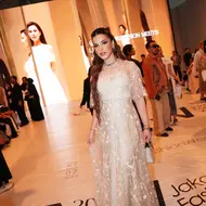 Tasya Farasya memilih gaun rancangan Sapto Djojokartiko berwarna nude lembut yang memancarkan aura elegan dan feminin. Detail renda dan bordir bunga yang menjalar di seluruh permukaan dress memberi kesan etereal, seolah Tasya melangkah dengan sentuhan magis di setiap langkahnya. [@tasyafarasya].