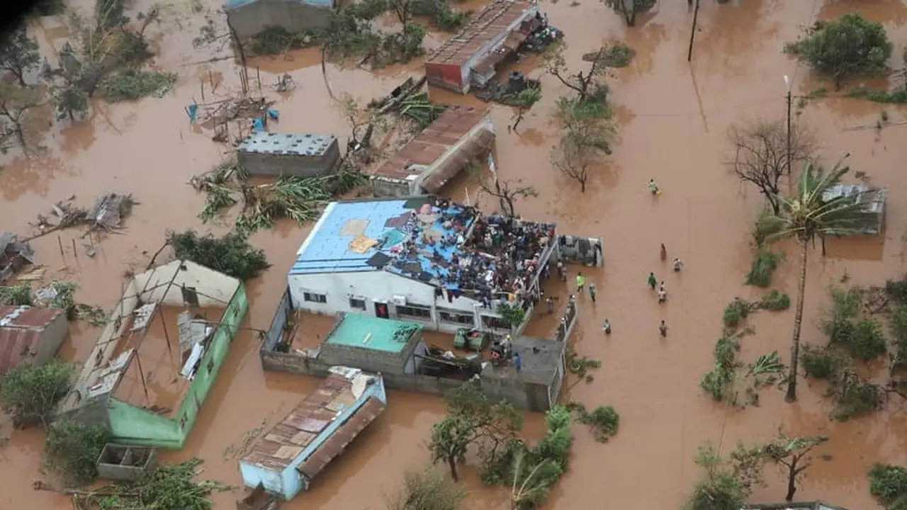 Hantaman badai siklon menyebabkan banjir di banyak wilayah di Mozambik (AFP Photo)