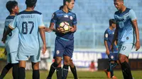 M. Rafli (tengah) jadi kunci di Arema U-19. (Bola.com/Iwan Setiawan)