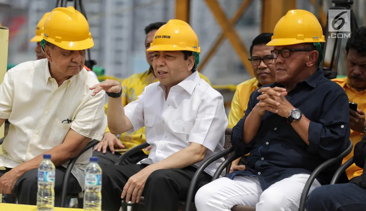 Setya Novanto (tengah) berbincang dengan Anggota Dewan Kehormatan Golkar MS Hidayat (kiri) saat peresmian pembangunan Gedung Panca Bakti DPP Golkar di Jakarta, Minggu (12/11). (Liputan6.com/Faizal Fanani)