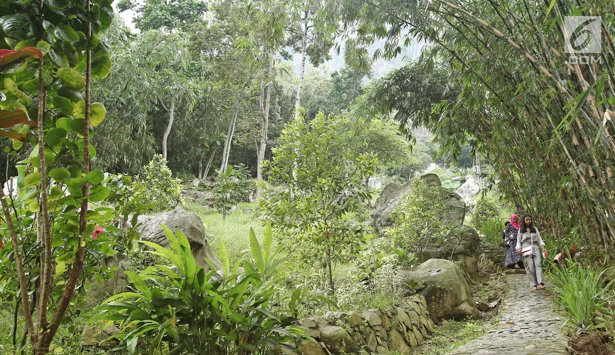 Wisatawan berjalan di tempat wisata Gunung Parang di Kabupaten Purwakarta, Jawa Barat, Minggu (17/12). Tempat wisata alam ini menawarkan sensasi petualangan dan memacu andrenalin. (Liputan6.com/Herman Zakharia)