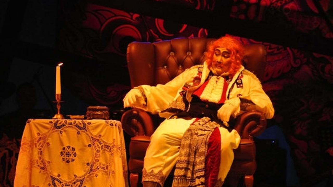 Menyaksikan kehidupan kota korup di panggung Teater Koma