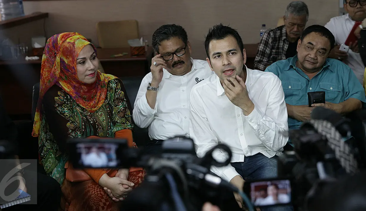 Raffi Ahmad mendatangi Kantor Persatuan Wartawan Indonesia (PWI) didampingi artis senior Camelia Malik (kiri), Gedung Dewan Pers, Jakarta, (4/11/2015). Ucapan Raffi menyinggung profesi jurnalis saat syuting acara Happy Show. (Liputan6.com/Herman Zakaria)