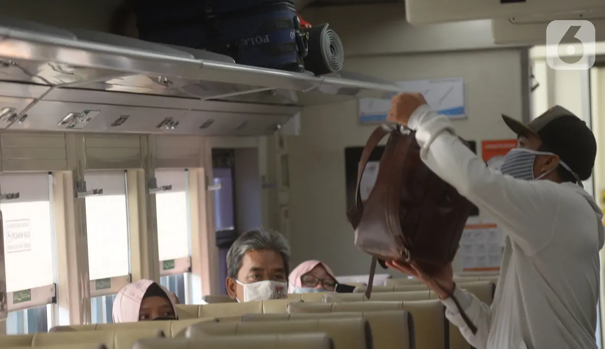 Penumpang Kereta Api Luar Biasa (KLB) di Stasiun Gambir, Jakarta, Selasa (12/5/2020). PT KAI mengoperasikan tiga rute dengan enam perjalanan kereta setiap harinya untuk penumpang yang dikecualikan sesuai aturan pemerintah dengan penerapan protokol pencegahan Covid-19. (merdeka.com/Imam Buhori)
