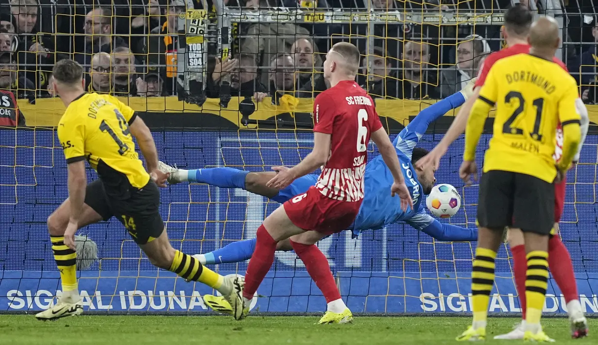 Pemain Borussia Dortmund, Niclas Fuellkrug, mencetak gol ke gawang SC Freiburg pada laga Liga Jerman di Stadion Signal Iduna Park, Sabtu (10/2/2024). (AP Photo/Martin Meissner)