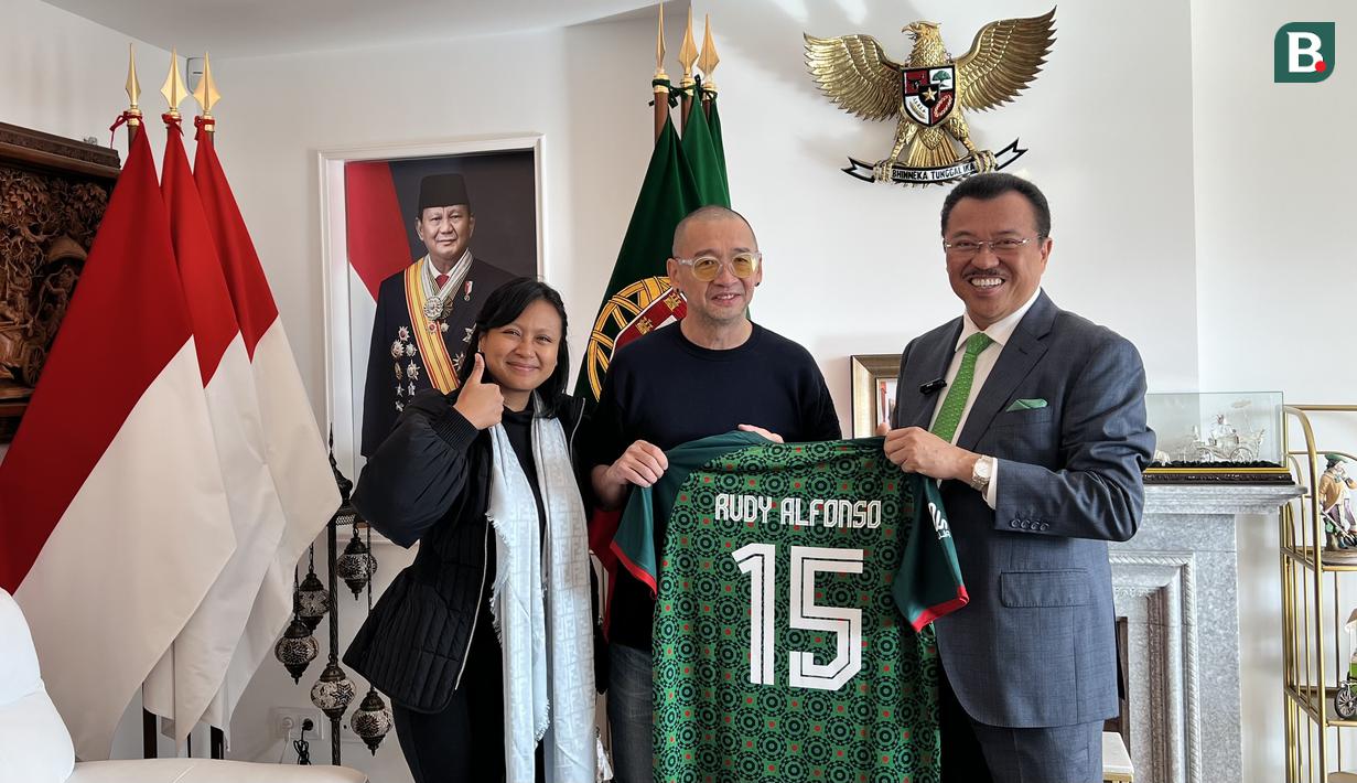 <p>Casytha Kathmandu (kiri) dan Justinus Lhaksana (tengah) yang mendampingi tim Korea-Korea Selecao berfoto bersama Duta Besar RI untuk Portugal, Rudy Alfonso. (Bola.com/Bagaskara Lazuardi)</p>