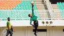 Kiper PBFC, Dian Agus Prasetyo menjangkau bola saat mengikuti seleksi timnas Indonesia di Stadion Pakansari, Kab Bogor, Selasa (9/8). Indonesia bakal berlaga di AFF Cup 2016, 19 November-17 Desember mendatang. (Liputan6.com/Helmi Fithriansyah)