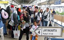 FOTO: Mudik Lebaran 2025, Puluhan RIbu Pemudik Tinggalkan Jakarta dari Stasiun Pasar Senen