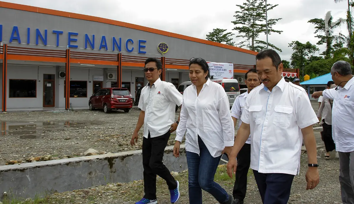 Deputi Bidang Pertambangan dan Industri Strategis Kementerian BUMN Fajar Harry Sampurno, meninjau kesiapan logistik program semen terjangkau di pelabuhan Puncak Jaya dan Wamena (12/08) (Liputan6.com/Pool)
