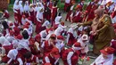 Guru membagikan ompreng Makan Bergizi Gratis (MBG) di SDN Meruyung, Depok, jawa Barat, Senin, 13 Juli 2007. (KLY/ Arie Basuki)