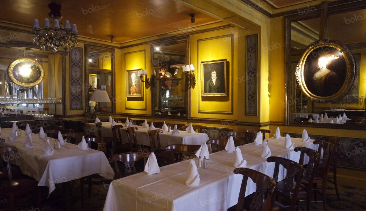 Beberapa tokoh intelektual Prancis pernah singgah di Le Procope, sebut saja seperti Voltaire, JJ Rousseau hingga Victor Hugo. (Bola.com/Vitalis Yogi Trisna)