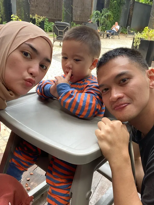7 Potret Rezky Adhitya Bersama Baby Athar yang Tampil Keren
