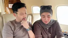 Inilah potret kompak Angga Wijaya dan istri di tengah perjalanan bisnis menaiki pesawat jet pribadi. Wanita yang kerap disapa Anna itu mengaku suaminya menjadi partner terbaik bisa diandalkan bercerita, berbagi, saling memberi saran, masukan dan kritik untuk saling membangun. (Liputan6.com/IG/@anggawijaya88)