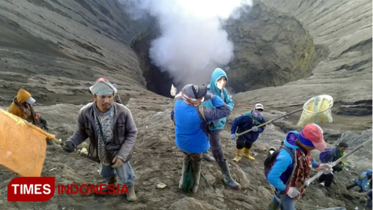 Bertaruh Nyawa, Warga Tengger Nekat 'Marit' di Kawah Bromo