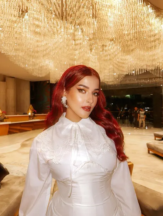 Kemeja putih berkerah itu dipadukan dengan korset putih dan rok tutu midi [@tasyafarasya]