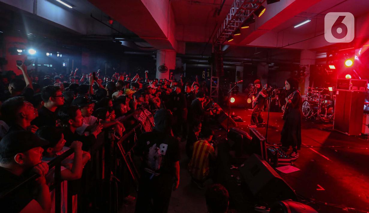 Di hadapan penggemarnya, Voice of Baceprot (VoB) menyanyikan lagu-lagu andalan, seperti (not) Public Property, Rumah Tanah Tak Dijual, The Enemy of Earth is You, serta What's The Holy (Nobel) Today. (Liputan6.com/Angga Yuniar)