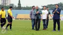 Ketua Umum PSSI, Edy Rahmayadi (tengah) usai membuka invitasi sepakbola antar forum wartawan di Jakarta, Rabu (10/5). Invitasi diikuti delapan forum pewarta. (Liputan6.com/Helmi Fithriansyah)