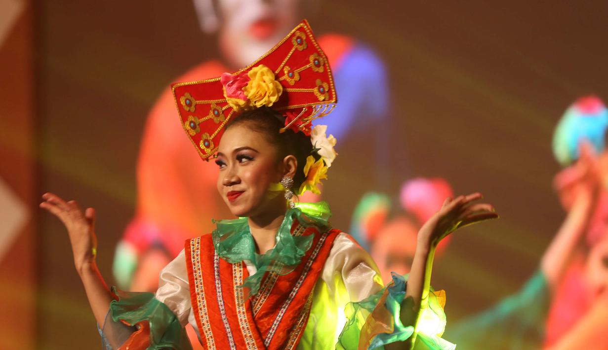 Para penari menampilkan tarian dari Betawi pada Pembukaan Kejuaraan Dunia Wushu 2015 di JCC, Senayan, Jakarta, Jumat(13/11/2015). (Bola.com/Nicklas Hanoatubun)