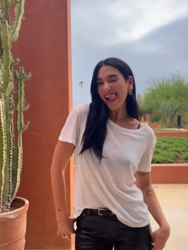Dua Lipa Bikin Bra Menerawang Jadi Tren Street Style yang Kekinian