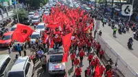 Kader PDIP Jakarta Timur melakukan aksi jalan kaki menuju Polres Jaktim, Kamis (25/6/2020). Ratusan massa simpatisan dan kader PDIP melakukan long march dengan membawa atribut partai politiknya menuntut pembakaran bendera partai pada aksi di depan DPR, Rabu 24 Juni 2020. (Liputan6.com/Johan Tallo)