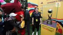 Trofi Piala Dunia U-17 2023 tersebut diperkenalkan oleh Menteri BUMN yang juga Ketua Umum PSSI Erick Thohir bersama Pj Gubernur DKI Jakarta Heru Budi Hartono pagi ini. (Liputan6.com/Faizal Fanani)