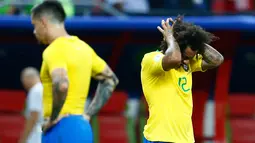 Bek Brasil, Marcelo bereaksi terhadap kekalahan timnya dari Belgia pada laga perempat final Piala Dunia 2018 di Stadion Kazan Arena, Jumat (6/7). Timnas Brasil takluk 1-2 di tangan timnas Belgia. (BENJAMIN CREMEL/AFP)