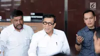 Menteri Hukum dan HAM Yasonna H Laoly (tengah) sesaat jelang meninggalkan gedung KPK usai diperiksa, Jakarta, Rabu (10/1). Yasonna memenuhi panggilan KPK dan tiba sekitar pukul 09.58 WIB. (Liputan6.com/Helmi Fithriansyah)